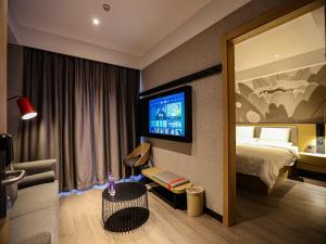 包头尚客优精选包头昆都仑区科技大学酒店的配有一张床和一台平面电视的酒店客房