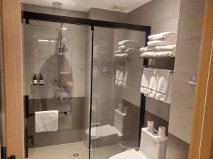 包头尚客优精选包头昆都仑区科技大学酒店的带淋浴、卫生间和毛巾的浴室