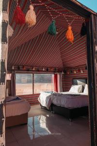 瓦迪拉姆Wadi Rum Silk Road Camp的帐篷内的卧室,配有两张床