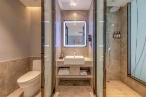 Shizuishan尚客优悦鄂尔多斯棋盘井镇政务服务中心酒店的一间带水槽、卫生间和淋浴的浴室