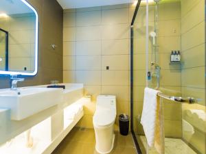 大同尚客优品大同森源大厦高铁站酒店的浴室配有卫生间、盥洗盆和淋浴。