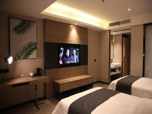银川尚客优品银川大阅城酒店的配有一张床和一台平面电视的酒店客房