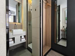 日喀则尚客优品日喀则扎什伦布寺酒店的一间带水槽和镜子的浴室