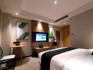 Pengshui尚客优品重庆彭水县御景江山酒店的一间卧室配有一张床和一台平面电视