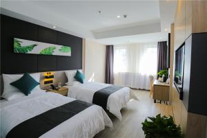 兰州尚客优品兰州东方红广场平凉路酒店的酒店客房设有两张床和一台平面电视。