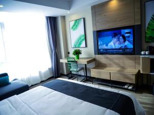 银川尚客优品银川大阅城酒店的配有一张床和一台平面电视的酒店客房