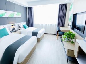 乌兰浩特尚客优品兴安盟科右前旗森发四季花城酒店的酒店客房设有两张床和一台平面电视。