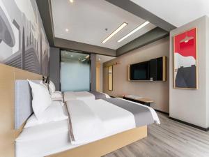 喀什尚客优精选喀什古城步行街酒店的卧室配有一张白色大床和一台平面电视。