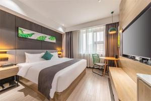 泰州尚客优品泰州姜堰区亚美国际酒店的配有一张床和一台平面电视的酒店客房