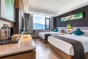 拉萨尚客优品西藏拉萨当热东路酒店的酒店客房设有两张床和一张桌子。