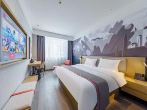 临沂市尚客优悦临沂嘉兴水果市场酒店的酒店客房设有一张大床和一台电视机。