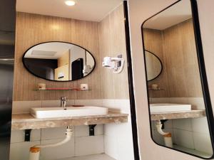 喀什尚客优精选喀什古城步行街酒店的一间带水槽和镜子的浴室
