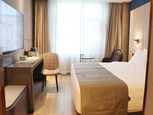 日喀则日喀则龙江路兰欧酒店的配有一张床和一张书桌的酒店客房