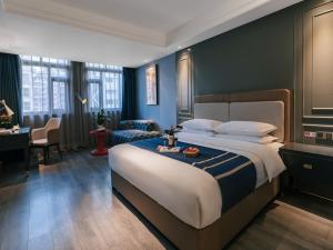 万州重庆万州区观音岩鸿鸥广场兰欧酒店的酒店客房设有一张大床和一张书桌。