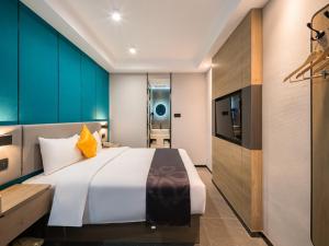 北京北京鸟巢大屯路东地铁站花美时酒店的一间卧室配有一张大床和电视