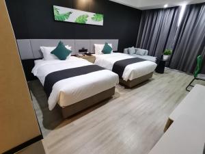 Kuqa尚客优品阿克苏库车幸福路酒店的一间酒店客房,房间内设有两张床