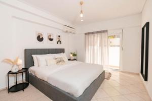 雅典Phaedrus Living: Cozy Flat Koukaki的卧室设有一张白色大床和一扇窗户。