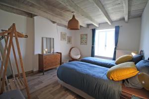La cle des champs的一间卧室设有两张床、梯子和窗户。