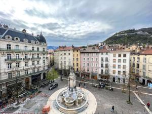 格勒诺布尔Hyper-centre de Grenoble, suite parentale - wifi fibre - cocon的一座城市,在广场上建有喷泉