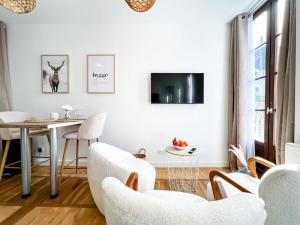 格勒诺布尔Hyper-centre de Grenoble, suite parentale - wifi fibre - cocon的白色的客厅配有桌椅