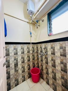 孟买1BR Apartment Parel的带淋浴的浴室里的红色桶