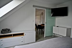 Slivnica pri MariboruApartment Lilly的一间卧室配有一张床、一台电视和一张桌子