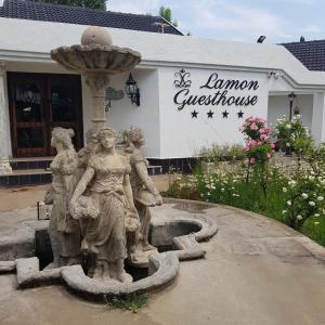 克龙斯塔德Lamon Guesthouse的一张3位站在喷泉旁的女人的雕像