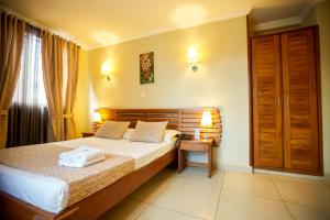 塔那那利佛安扎莉酒店的酒店客房设有床和窗户。