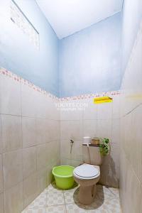 日惹Destiny House的一间带卫生间和绿色碗的浴室