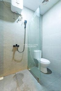 日惹Destiny House的一间带卫生间和玻璃淋浴间的浴室