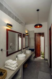 江比阿撒维拉海滩别墅的浴室设有2个水槽和2面镜子