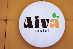 比什凯克Aiva Hostel的挂在墙上的阿诺瓦医院标志