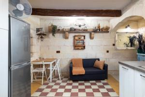 森格莱阿Traditional Maltese Townhouse - Close to Sea的客厅配有沙发和桌子