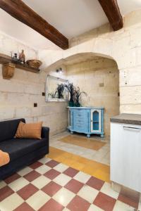 森格莱阿Traditional Maltese Townhouse - Close to Sea的客厅配有沙发和桌子