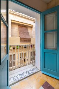 森格莱阿Traditional Maltese Townhouse - Close to Sea的通往带阳台的房间的门