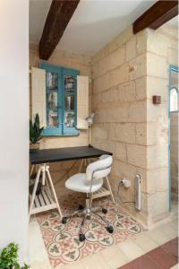 森格莱阿Traditional Maltese Townhouse - Close to Sea的一个带桌子和椅子的家庭办公室