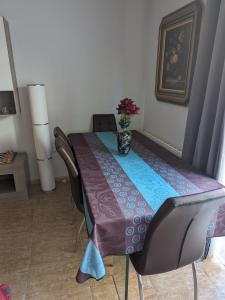 塞塞尼亚Vivienda compartida con ambiente familiar的餐桌上配有紫色桌布