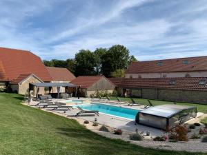 Balesmes-sur-MarneChez Clément的一座房子旁带躺椅的游泳池