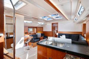 波西塔诺Sailboat Hanse 455的游艇上的厨房和客厅