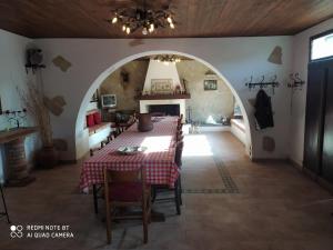 阿韦扎诺casale fucino monolocale的一间带桌子和壁炉的用餐室