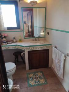 阿韦扎诺casale fucino monolocale的一间带水槽、卫生间和镜子的浴室