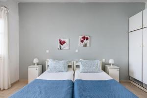 科梅诺Angelos Seaview Studios by Konnect, Kommeno Corfu的卧室设有两张蓝色和白色的床