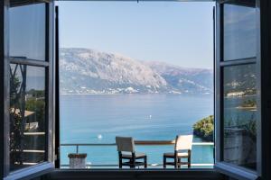 科梅诺Angelos Seaview Studios by Konnect, Kommeno Corfu的湖景客房 - 带两把椅子