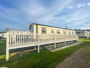 亨斯坦顿Caravan With Decking Within Walking Distance To Hunstanton Beach Ref 23054s的房屋前的白色围栏