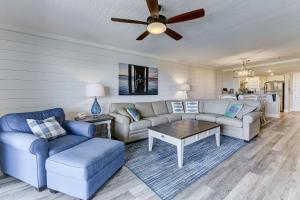 圣奥古斯丁Island South 7的客厅配有两张沙发和吊扇