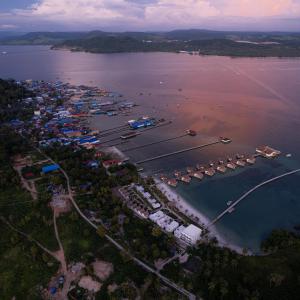 Kaoh SdachKoh Sdach Resort的海港的空中景色,水中有船只