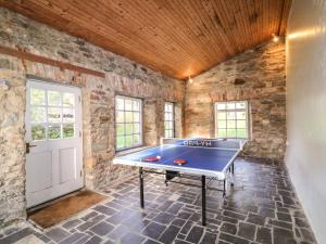 RameltonThe Ferry House的石墙房里的乒乓球桌
