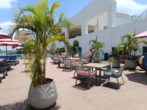 内罗毕Skynest Residences by Lisa's Paradise A的一个带桌椅的庭院,棕榈树