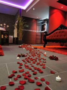 Sin-le-NobleO Venus Spa的一群红色玫瑰和蜡烛在地板上