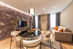 都灵We Home - LaGrange19 - Luxury Suites Torino的客厅配有玻璃桌和椅子